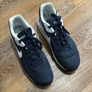 Nike Navy and White classic Airmax Sneakers men’s size 11 regular GUC
